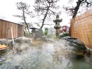露天風呂「鶯の湯」灯篭と庭木に囲まれ、朝は陽を浴び、至福の時をお過ごしいただけます