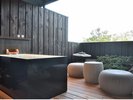 2022年4月リニューアルした温泉露天風呂付客室「広重」本間に隣接している露天風呂は源泉かけ流し