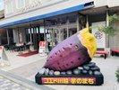 テラスには「映え」間違いなしの巨大な芋オブジェ!