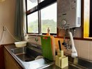 【2階:Dining&kitchen】広々シンク。まな板や包丁、給湯設備も。食材を持ち込んでの本格調理も快適!