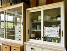 【2階:Dining&kitchen】元家庭科室の食器棚には、様々な皿やグラス、カトラリーを完備!手軽に自炊OK!