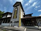 グラウンド側から望むウエダビレッジの外観。旧小学校の面影を残すユニークな建築で特別な旅を演出。