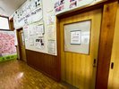 【1階】1階シャワールーム入口:旧小学校の温もりを感じる館内で、旅の疲れをサッと癒やすシャワー