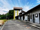 展望台が目を引く旧校舎の外観。澄み切った青空と豊かな緑に包まれたノスタルジックな空間です。