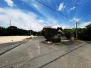 ウエダビレッジへと続く爽やかなアプローチ。開放感たっぷりのロケーションで特別な滞在が始まります。