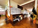 1階廊下には児童たちの作品や校旗が今も飾られています。旧小学校ならではの温もりと歴史を感じる空間。
