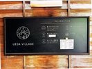 ウエダビレッジのインフォメーションサイン。ゲストハウスや併設のカフェ、美容室の案内を表記しています。