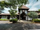 レトロで可愛らしい三角屋根が目を惹くウエダビレッジの外観。豊かな自然とともに皆様を温かく迎えます。
