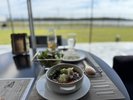 海の見えるレストランで自慢の一品をご賞味ください