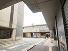 E業務用運搬入口の横を通過します