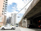 Hこちらの信号を渡ってもうしばらく直進します