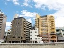 I川の向こう側に黄色の建物が見えてきます