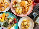 メイン料理に加え、新鮮なサラダバー、焼きたてパン、フルーツ、デザート、ドリンクも豊富にご用意