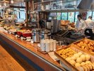 シェフが目の前で腕を振るうライブキッチンでできたての美味しさをご提供