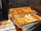 焼きたての香りが誘う、彩り豊かなブレッドコーナー