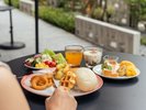 お好みのものを少しずつ、あれもこれもと欲張って盛り付けられるのがビュッフェの醍醐味