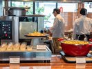 活気あふれるライブキッチンで、皆様に最高の朝食体験をお届けします