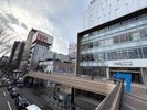 PARCO2目の前の階段を左手に降り、歩道を直進します。