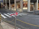 Bカフェ・ド・クリエが角にある信号のない横断歩道を渡ります。
