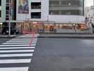 Dデニーズが角にある交差点を渡り、左に曲がって直進します。