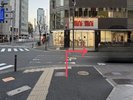 E直進すると、不動産のミニミニが角にある大きな交差点が見えます。渡って右に曲がります。