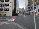 Fつき当たりにホテルヴィアイン、右手にローソンが見える通りをまっすぐ進みます。