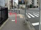 Hファミリーマートがある交差点を渡らず、左に曲がってお進みください。