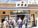 一番街の人気おだんご屋さん「伊勢屋」。朝から行列ができるほど!