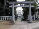 「赤羽八幡神社」の奥の鳥居からはJR線を眺めることができます。