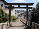 「赤羽八幡神社」入り口の鳥居からは新幹線が見えます。鉄道好きはぜひ撮影を狙ってみてください!