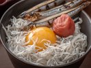 朝食|炊きたてご飯に卵やしらす、梅干を添えて(一例)