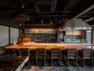 レストラン|温かみのある木のカウンターで、こだわりの料理と会話をゆったり楽しむ時間。
