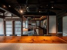 レストラン|温かみのある木のカウンターで、こだわりの料理と会話をゆったり楽しむ時間。