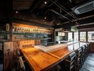 レストラン|温かみのある木のカウンターで、こだわりの料理と会話をゆったり楽しむ時間。