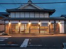 時の流れを静かに刻む、趣深い古民家の佇まい