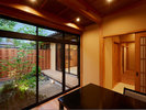 #光琳・夏 専用庭に面したお部屋からは、四季の移ろいをゆっくりとお楽しみ頂けます。