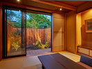#掬水・夏 専用庭に面したお部屋からは、四季の移ろいをゆっくりとお楽しみ頂けます。