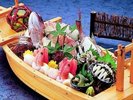 アワビが入った舟盛新鮮な海の幸を召し上...