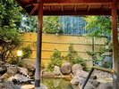 庭園露天風呂:弐の湯3名様でちょうどよい広さです。良質な湯で一日の疲れを癒してください。