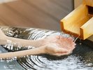 露天風呂(つぼ湯)自慢の源泉かけ流しの温泉