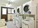 【本館宿泊者限定】各3台洗濯機0円、乾燥機20分100円、洗剤はフロント/売店にて販売 1回分100円