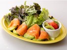 エロイーズカフェ サーモンアボカドサラダ