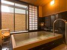 □貸切風呂 温泉と檜の香りを貸切でお楽しみいただけます(別途有料でご利用いただけます)