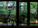 ■ラウンジ「サロン上段」 桃山時代に築庭された林泉庭園の眺め