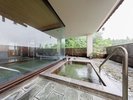 ■大浴場・露天 諏訪大社の木々のざわめきや鳥のさえずりに包まれるようなひとときを