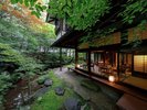 ■江戸時代の上段の間をリニューアルしたラウンジ「サロン上段」と、桃山時代に築庭された林泉庭園