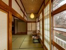 2面の窓から渓流を【和室8畳+6畳角部屋】※トイレ・洗面なし