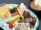 見た目も楽しい お子様ランチ♪ お子様が笑顔だと、みんな笑顔になっちゃいます^^ 本館レストランにて。