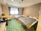 幅120cmのセミダブルベッド2台のお部屋です。室内はテオリ社製の竹製品で統一したコンセプトルームです