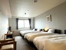 120センチ幅のセミダブルベッド4台のお部屋です。